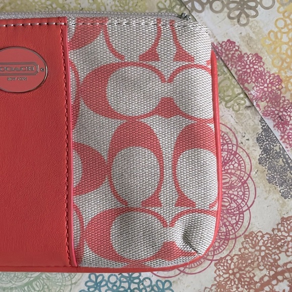 Coach Authentic Signature Vintage Wristlet - Picture 4 of 6